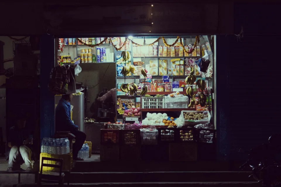 Khách đang chọn hàng